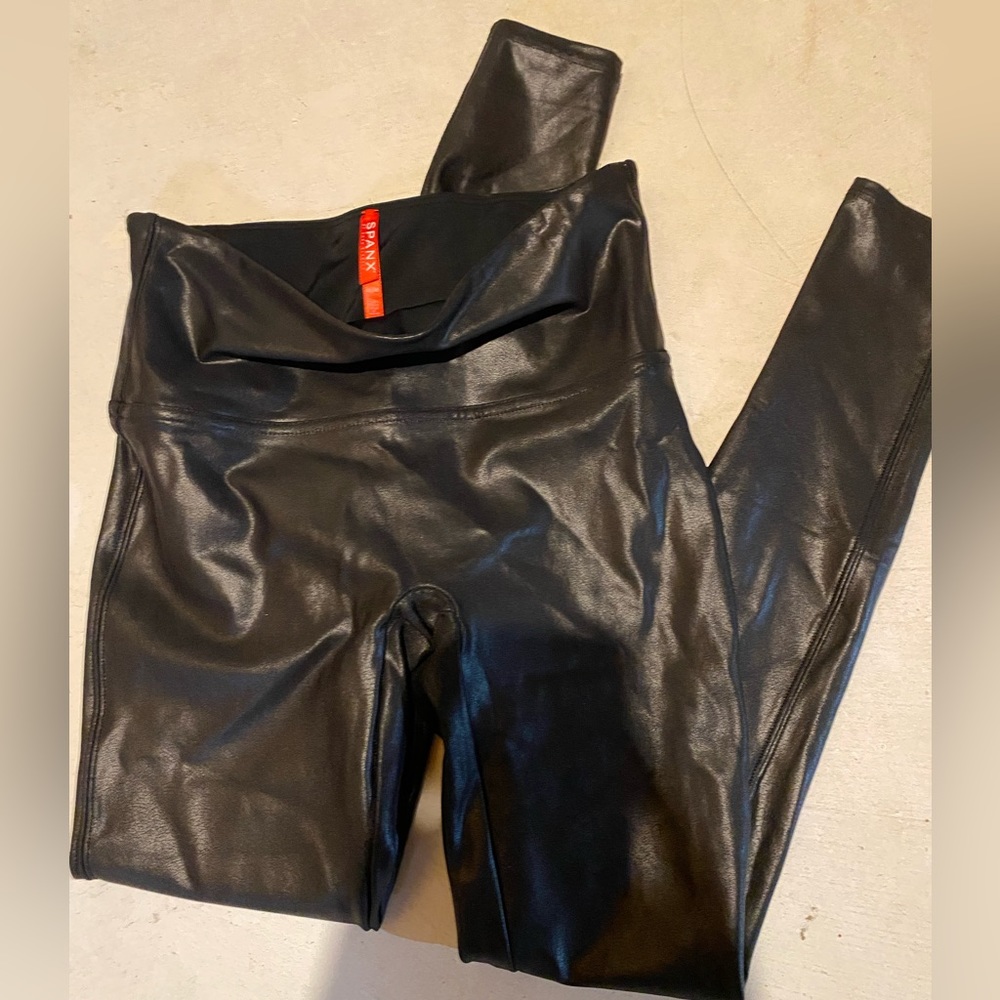 Spanx faux leather legging in black size medium